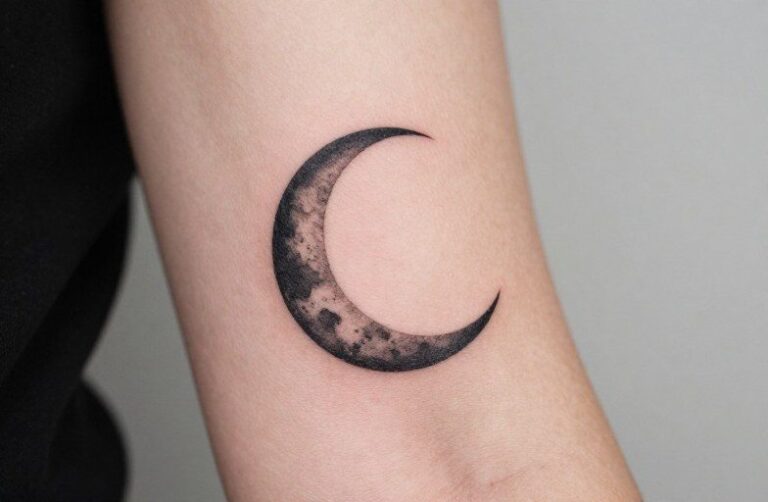 Minimalist Moon Tattoo Ideas