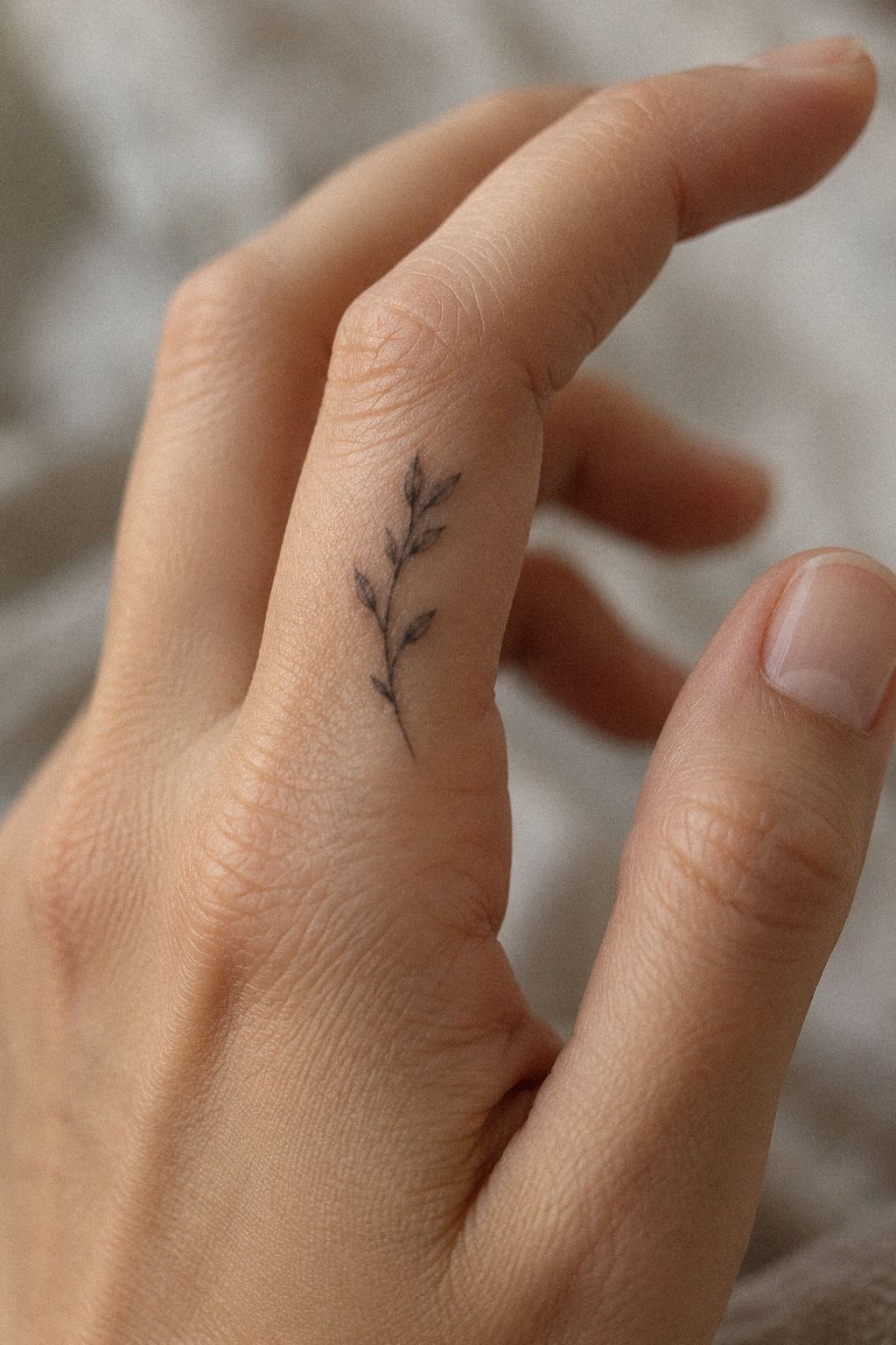 What Makes a Finger-Spine Symbol Read?