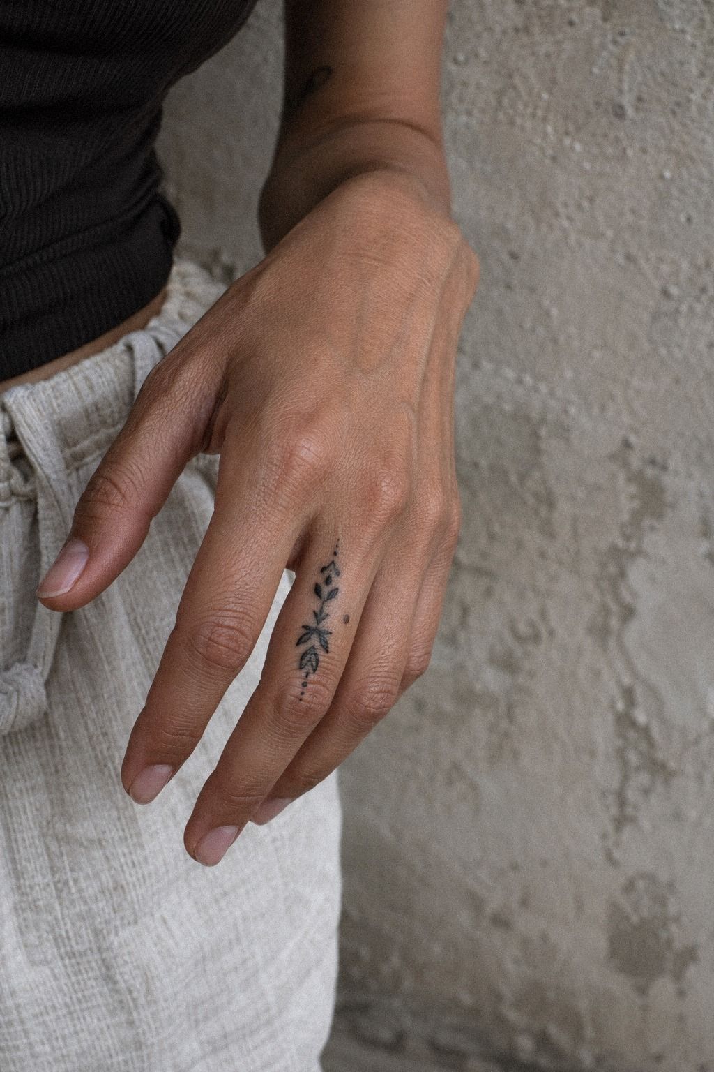 Bold Blackwork, Soft Edge: A Side-Finger Contrast