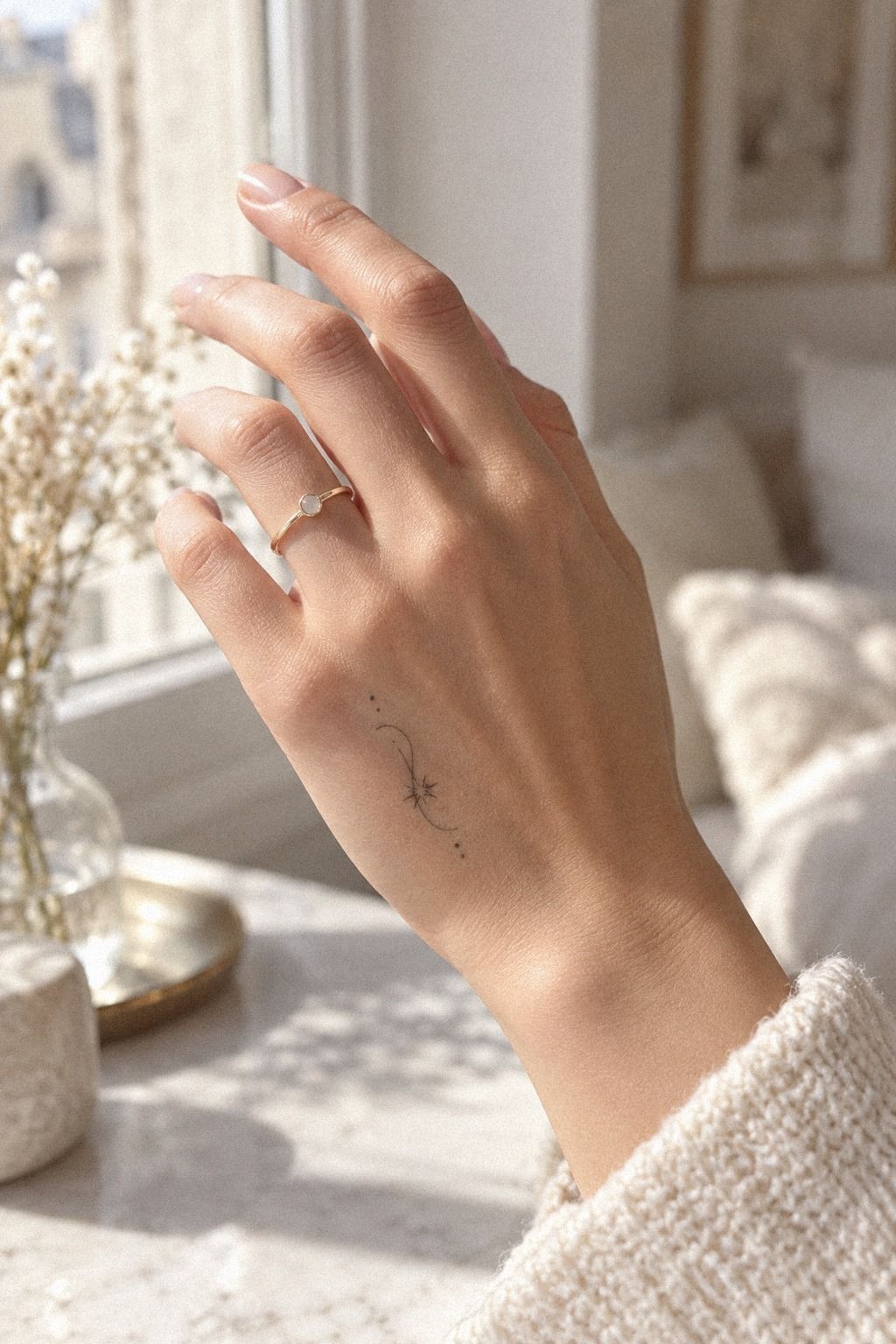 Place a Dainty Floral Mark Between the Fingers
