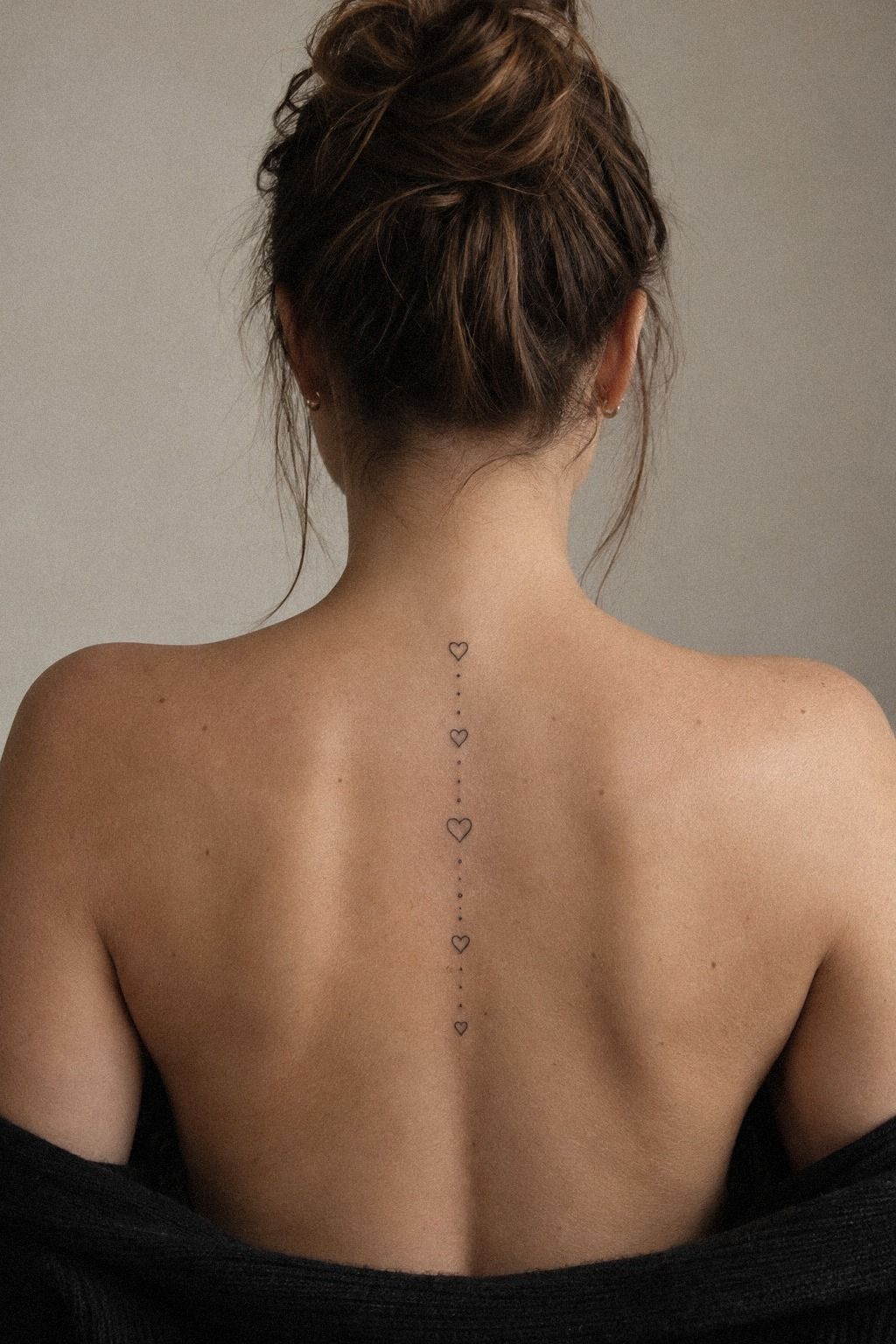Playful Tiny Hearts in a Vertical Chain